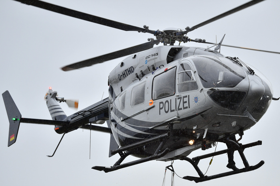 Streifenwagen verfolgen Transporter, auch Hubschrauber im Einsatz