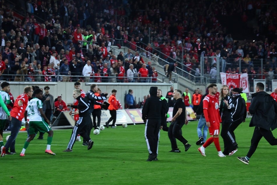 Der Platzsturm am 12. September wird für die Beteiligten nicht ohne Folgen bleiben.