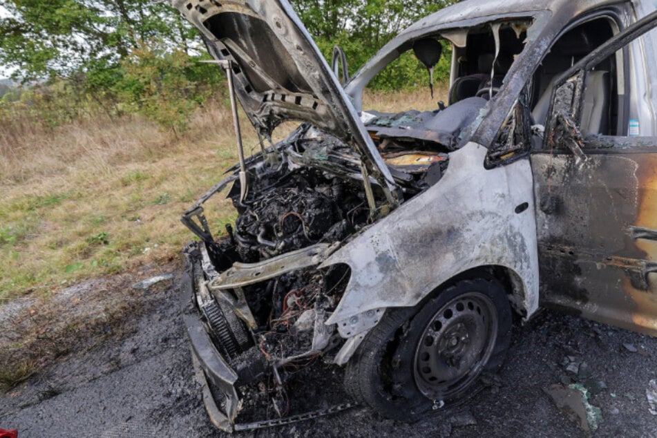 Unfall A4: VW Caddy brennt auf A4: Autobahn für Löscharbeiten voll gesperrt