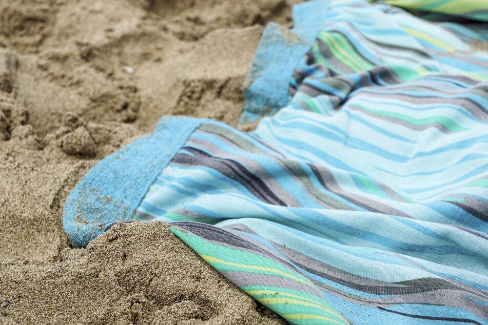 Da an den Badetüchern oft Sand haften bleibt, sind Handtücher am Strand von Sardinien verboten. (Symbolbild)