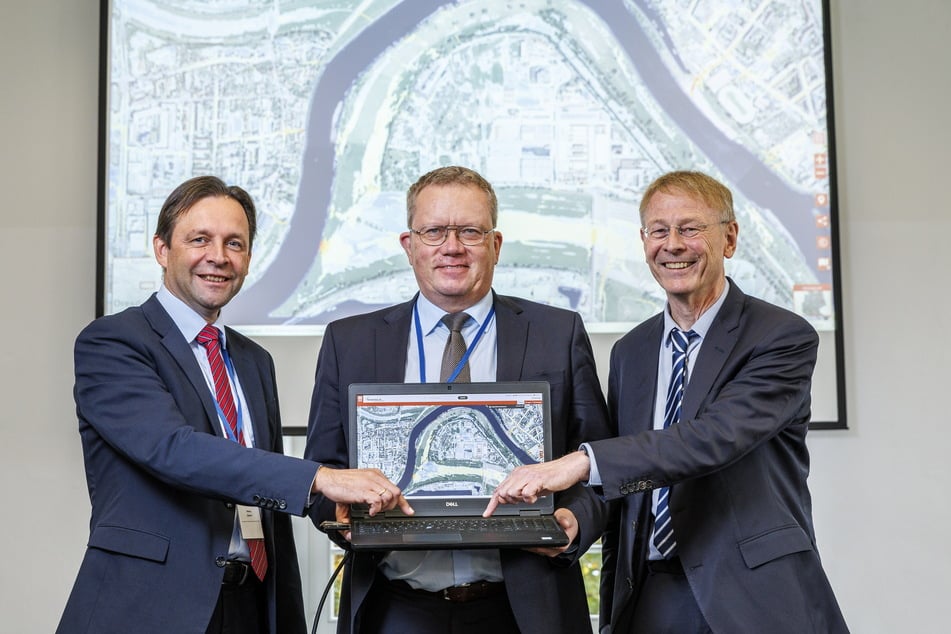 Nur ein Klick: Paul Becker (66, v.l.) vom Bundesamt für Geodäsie und Kartographie, Staatssekretär Gerd Lippold (63, Grüne) und Ronny Zienert (52), Präsident des Landesamtes für Geobasisinformation gaben das neue Portal frei.