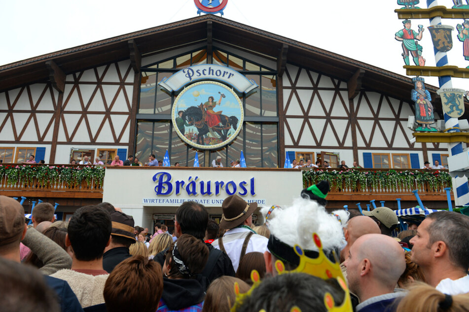 Gäste drängen auf dem Oktoberfest 2013 vor dem Eingang der Bräurosl. (Archivbild)