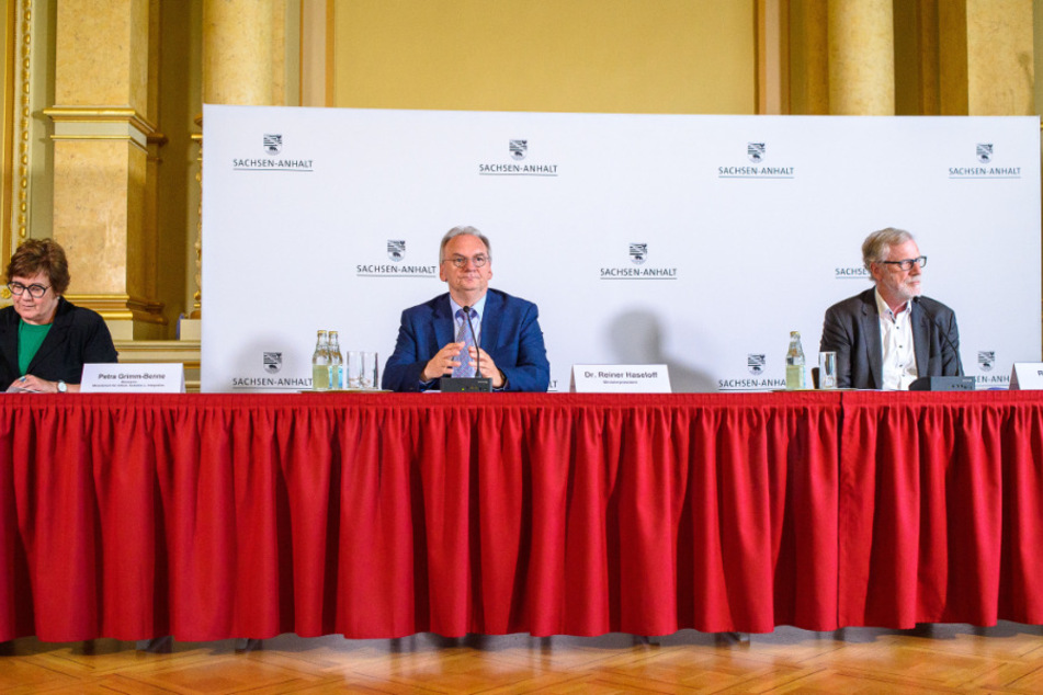 Petra Grimm-Benne (l-r, SPD), Ministerin für Arbeit, Soziales und Integration des Landes Sachsen-Anhalt, Reiner Haseloff (CDU), Ministerpräsident des Landes Sachsen-Anhalt und Rainer Robra (CDU), Chef der Staatskanzlei sowie Europa- und Kulturminister des Landes Sachsen-Anhalt.