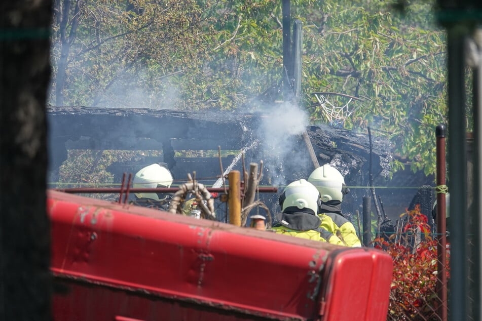 Als die Feuerwehr in der Straße "Am Steinacker" eintraf, brannte der Schuppen bereits lichterloh.