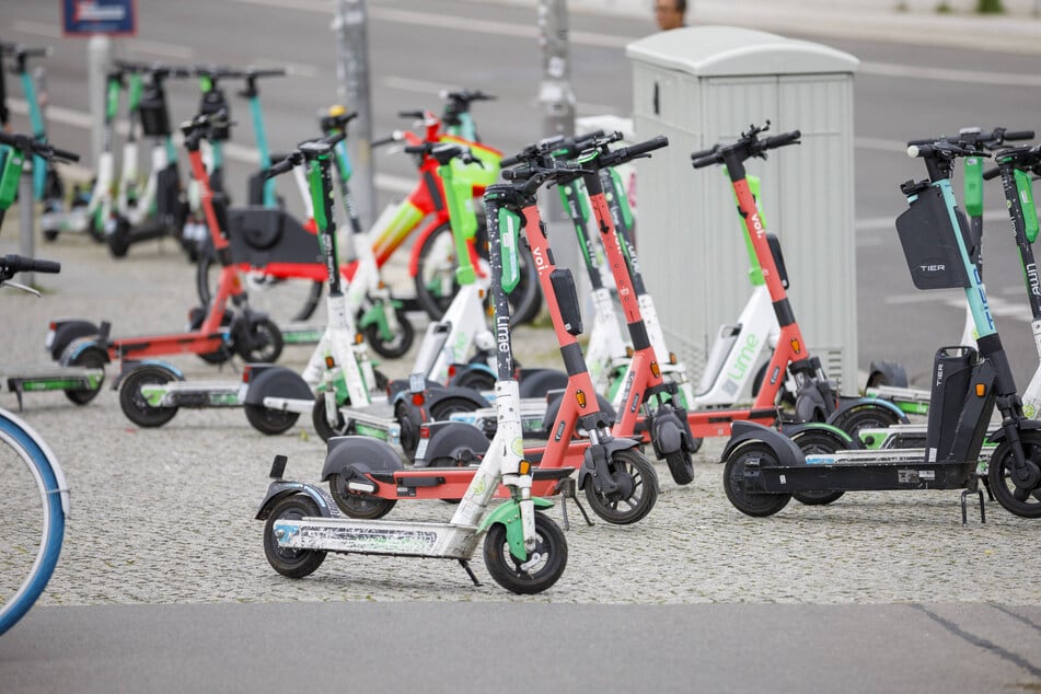 Auch in Dresden könnte es bald (wieder) mehr als nur einen E-Scooter-Anbieter geben. So viele wie hier in Berlin dürften es aber nicht werden.