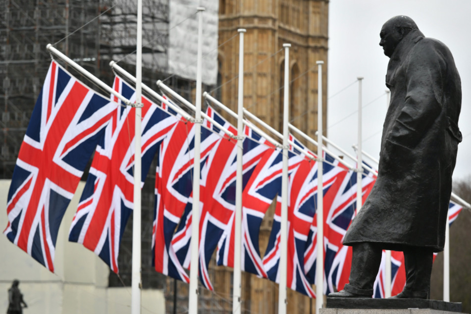 Nach BlackLivesMatter-Protesten: Churchill-Statue komplett verhüllt