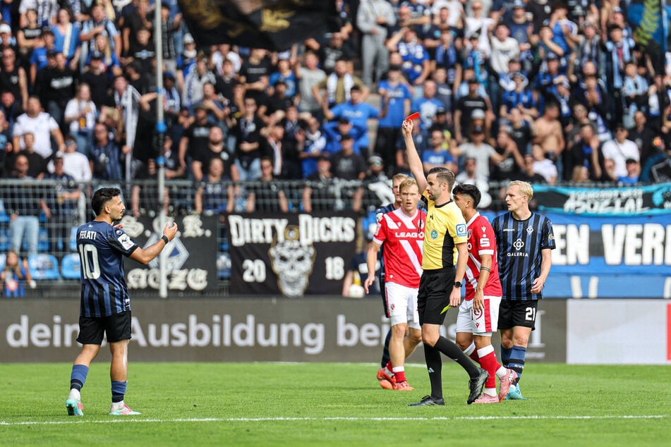Schiedsrichter Michael Bacher verweist Mannheims Kapitän Lukas Klünter schon nach weniger als einer halben Stunde vom Platz.