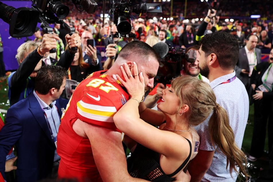 Siegerküsschen für den Champion: Travis Kelce (34, l.) und Taylor Swift (34, r.) und waren nach den Abpfiff das gefragteste Fotomotiv.