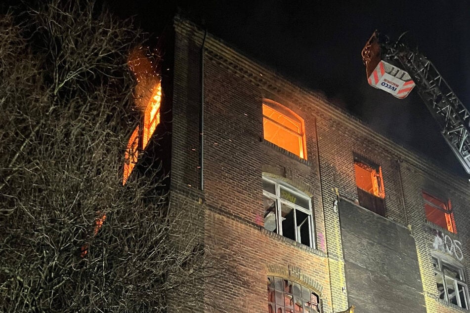 Leipzig: Altes Industriegebäude in Flammen: Feuerwehr eilt nach Leipzig-Leutzsch