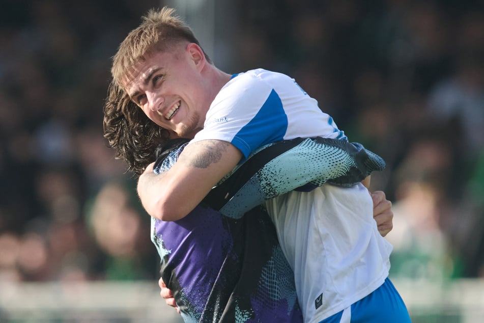 Lass dich drücken: Hertha-Kapitän Fabian Reese (28) wird in Bochum wohl von Matchwinner Marten Winkler ersetzt.