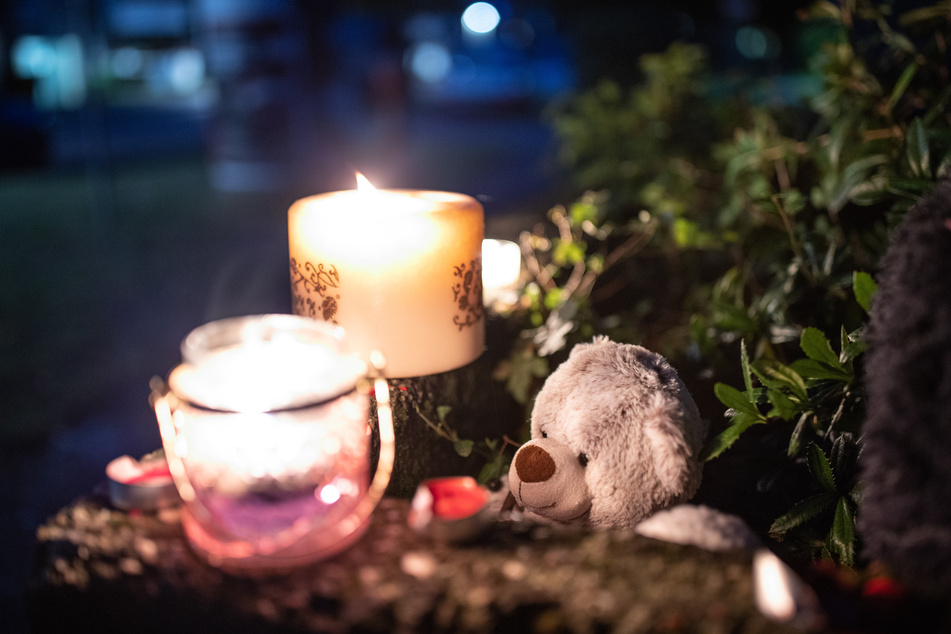 Die fünf Kinder, die mutmaßlich von ihrer Mutter umgebracht wurden, sind beigesetzt worden. Solinger trauern mit Kerzen und Teddybären.