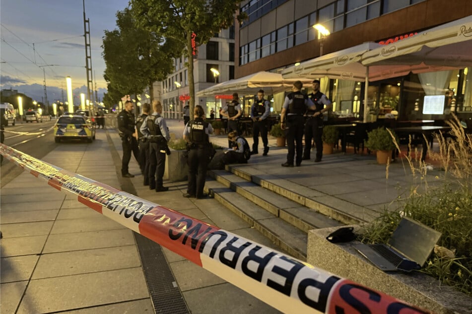 Im Zuge des wilden Streits haben die Beteiligten zu Stühlen gegriffen.