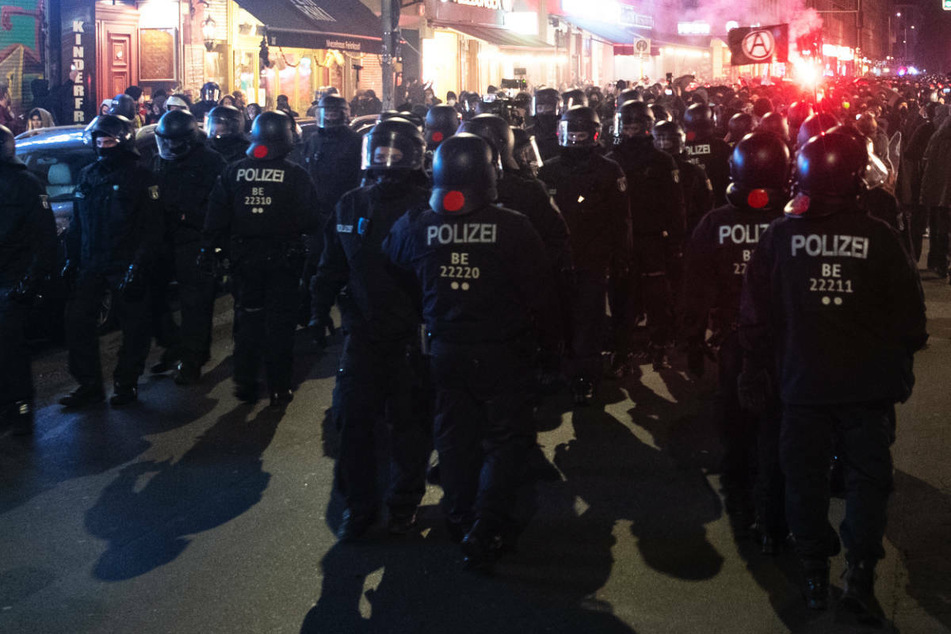 Am Freitagabend hat im Bezirk Friedrichshain-Kreuzberg eine Demonstration gegen die Räumung stattgefunden, bei der es zu massiven Ausschreitungen gekommen ist.