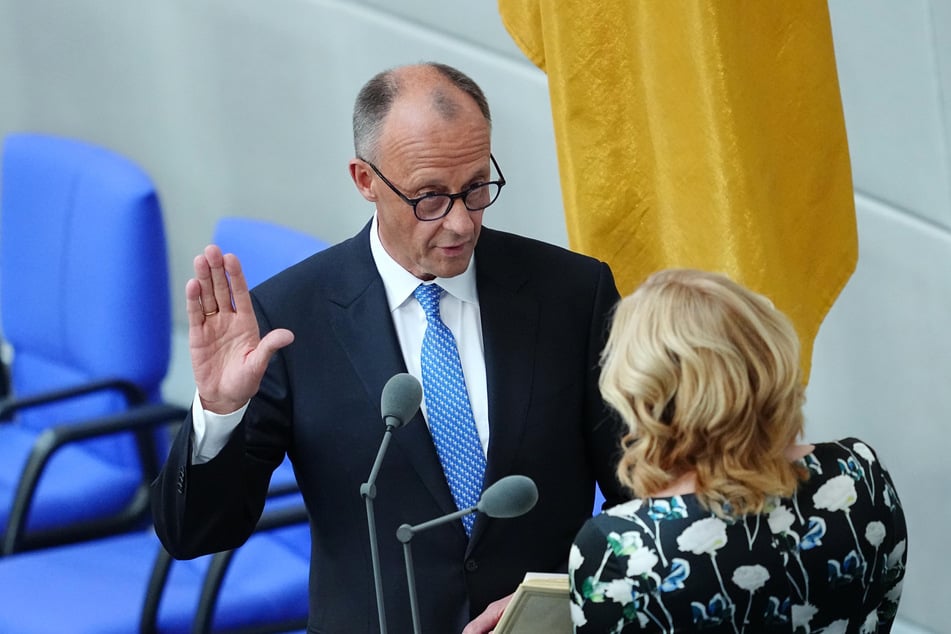 Bundeskanzler Friedrich Merz (69) hat im Bundestag seinen Amtseid abgelegt.