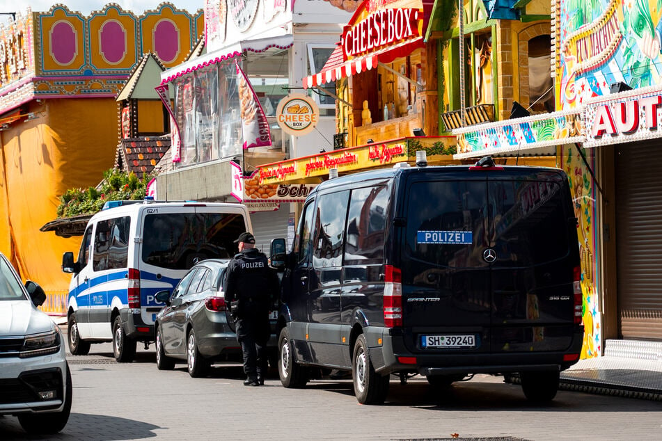 Einsatzfahrzeuge der Polizei stehen auf dem Volksfest Hamburger Dom.