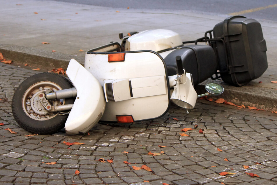 Nach einem Unfall stürzte ein jugendliches Mädchen von einem Motorroller auf die Straße. (Symbolbild)