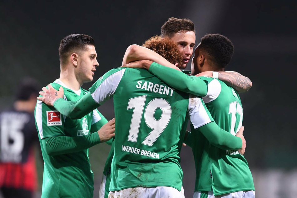 Die Bremer Spieler freuen sich über das 2:1 durch Joshua Sargent.