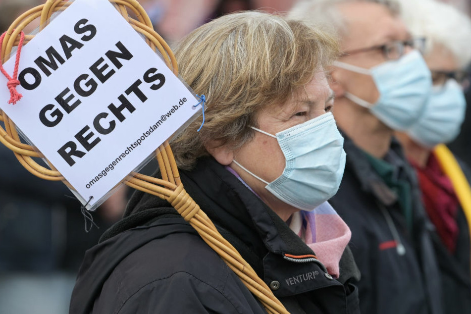 "Omas gegen rechts" werden für Zivilcourage geehrt