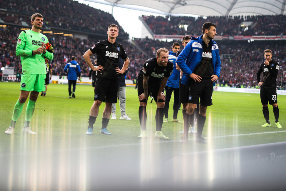 In Stuttgart: Spieler vom Karlsruher SC bedanken sich nach 0:3-Pleite bei den mitgereisten KSC Fans.