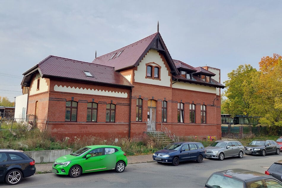 Zusammen mit ihren beiden Kindern und ihrem Partner bewohnt Müller ein altes, umgebautes Bahnhofsgebäude in Wahren.