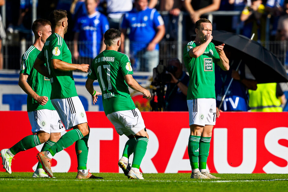 Der Regionalligist FC 08 Homburg gewinnt sensationell gegen Bundesligist SV Darmstadt 98 mit 3:0 (1:0) und zieht damit in die zweite Runde des DFB-Pokals ein.