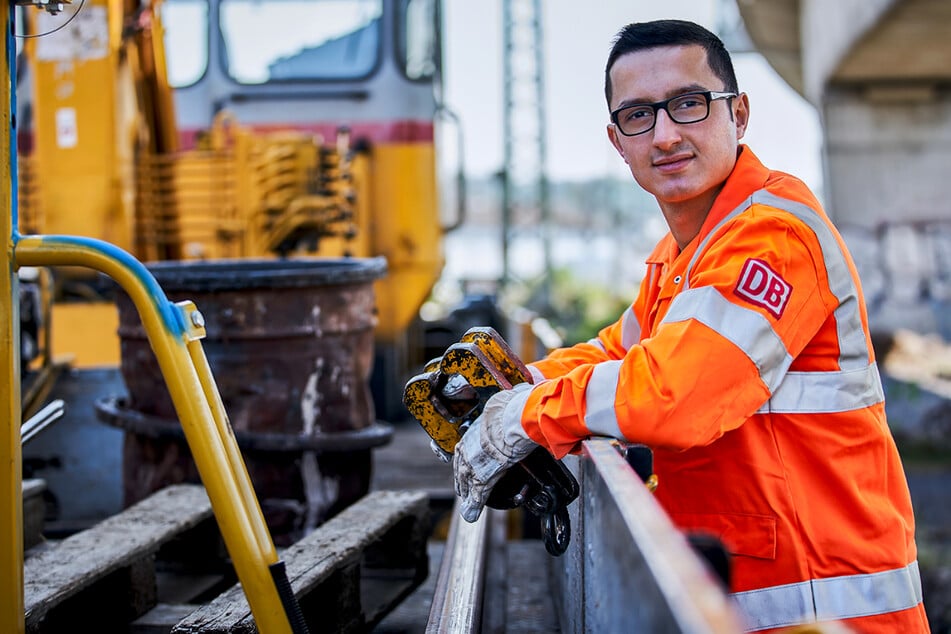 Signalmechaniker (m/w/d) kümmern sich um den sicheren Bahnverkehr durch Arbeiten im Bereich der Leit- und Sicherungstechnik.