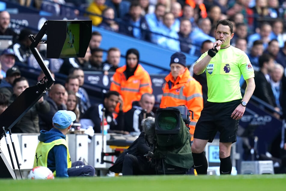 Der Schiri-Gang zum Bildschirm sorgt auch auf der Insel regelmäßig für Diskussionen.