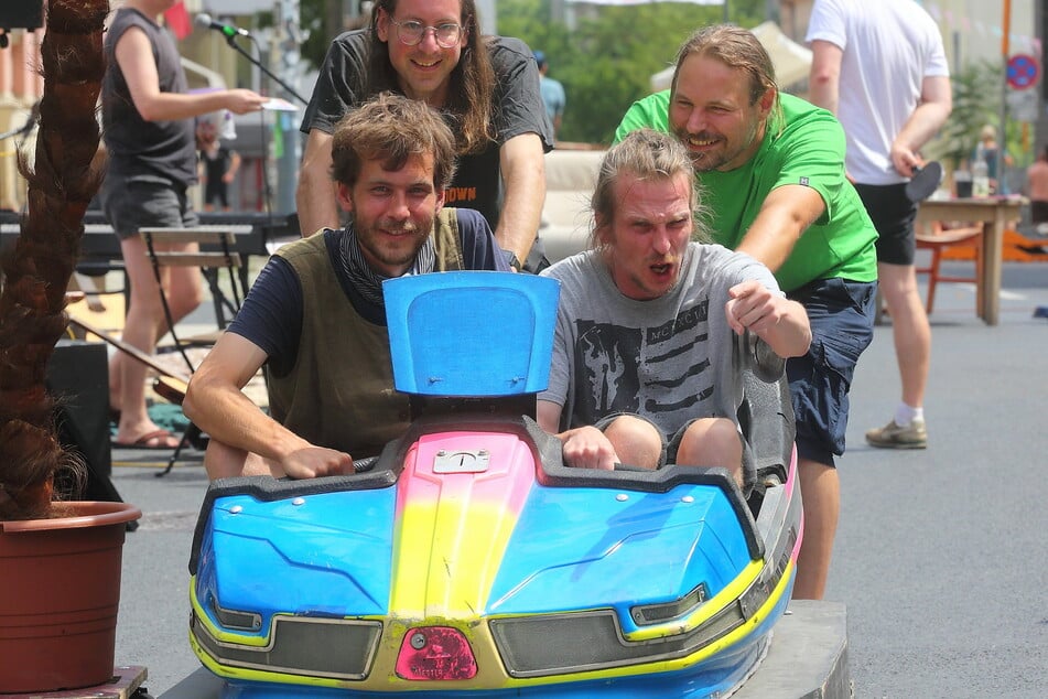 Drehten eine Runde mit dem Autoscooter (v.l.): Pepe (29) und Thomas (39) sowie hinten Daniel (36) und Clemens (40).