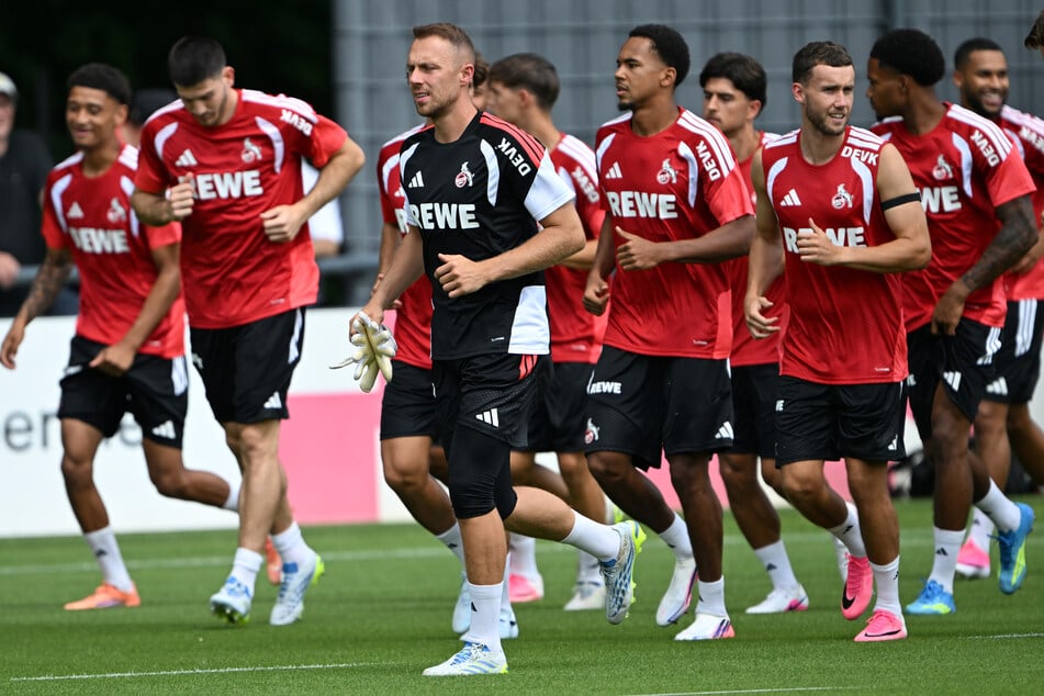 David Fürst (19, M.r.) hat beim 1. FC Köln seinen ersten Profivertrag unterschrieben und gehört künftig fest zum Profi-Kader.
