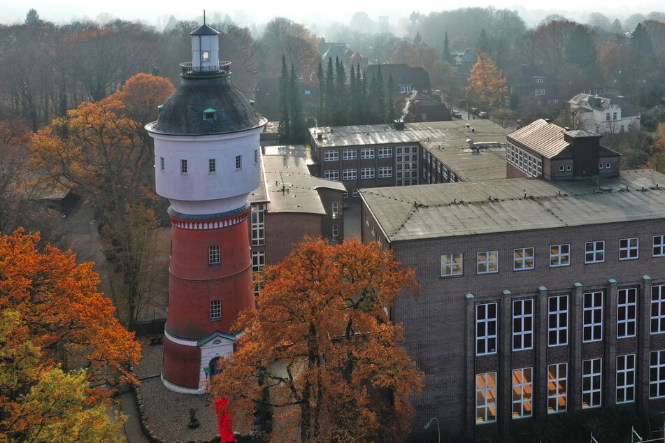 Der Bergedorfer Wasserturm steht direkt neben dem Luisengymnasium.