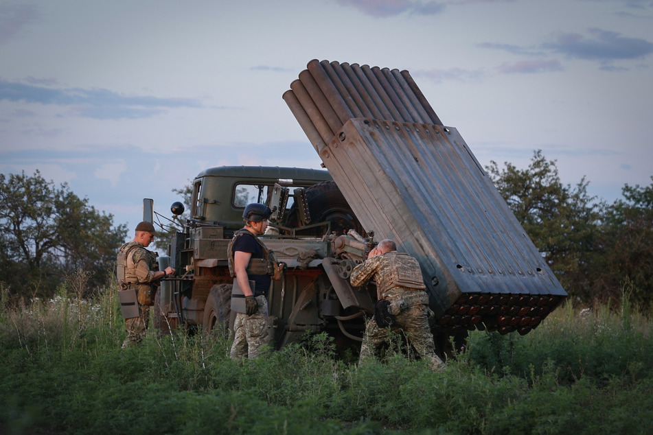 Ukrainische Soldaten machen in Bachmut einen Mehrfachraketenwerfer zum Abschuss bereit.