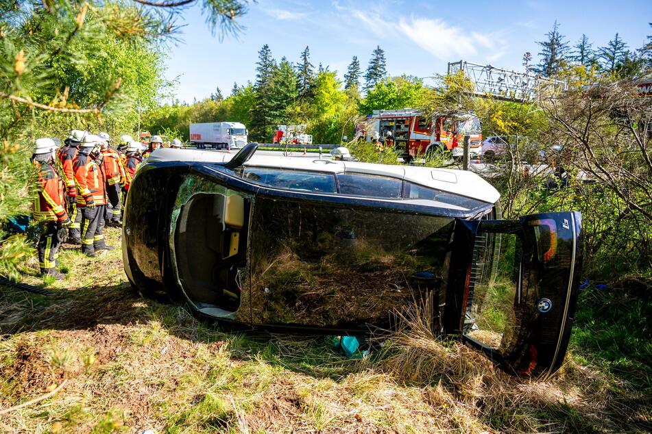 Unfall A7: Schwerer Unfall auf der A7: BMW überschlägt sich