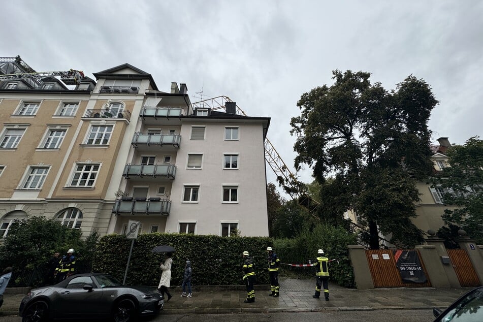 Der Baukran stürzte auf angrenzende Wohnhäuser.