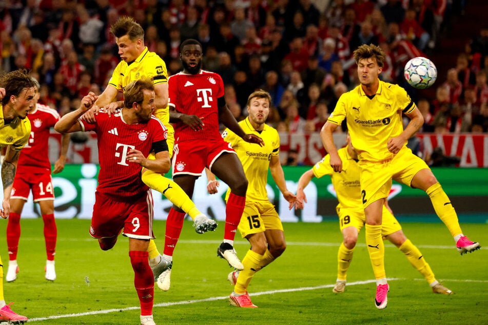 Kane (links in Rot) kanns noch: Mit seinem Kopfball-Treffer baute der Engländer die Bayern-Führung aus.