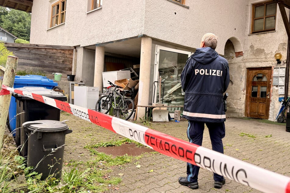 Die Polizei ermittelt, nachdem in einem Haus in Zwiesel drei Leichen gefunden wurden.