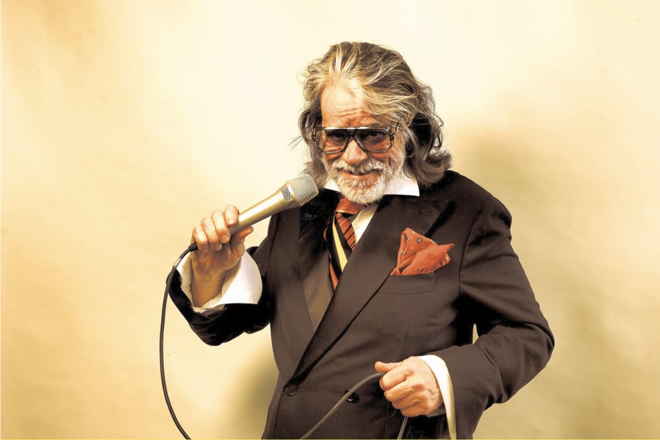 Helge Schneider (70) bringt seinen unverwechselbaren Mix aus Musik, Improvisation und schrägem Humor in die Junge Garde.