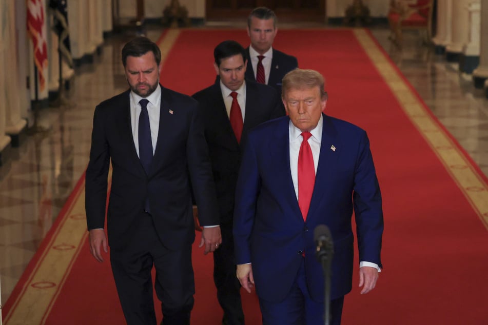 US-Präsident Donald Trump (79, r.) kommt zu einer Ansprache im East Room des Weißen Hauses in Washington. Dahinter gehen US-Vizepräsident JD Vance (40, l.-r.), US-Außenminister Marco Rubio (54) und US-Verteidigungsminister Pete Hegseth (45).