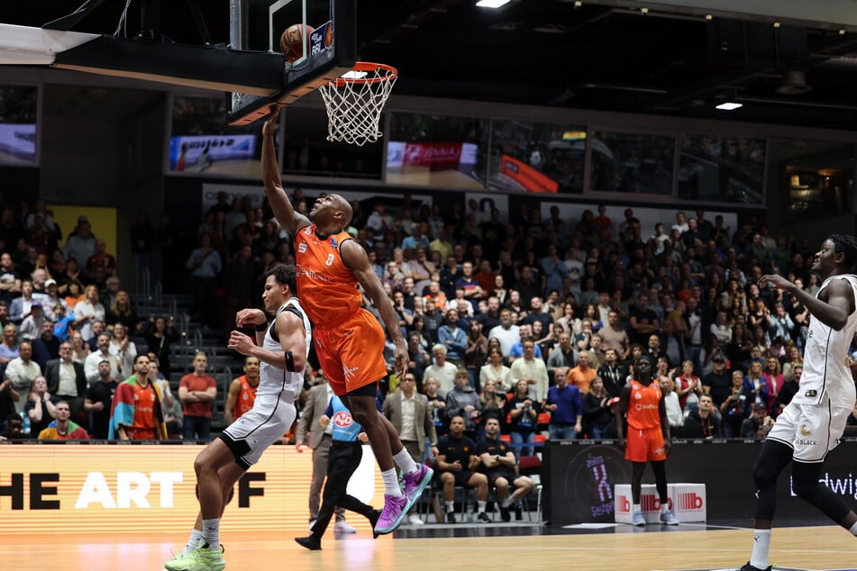 Gegen seinen alten Verein legt DeAndre Lansdowne (35) am liebsten Körbe ...