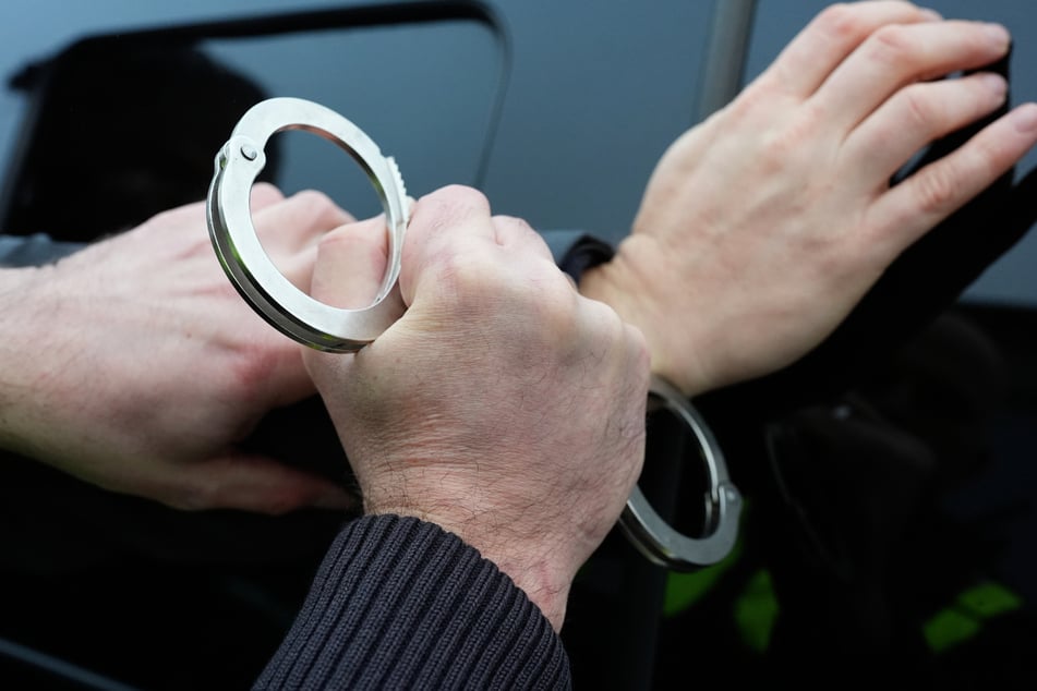 Die Kölner Polizei hat den wohnungslosen 37-Jährigen vorläufig festgenommen.