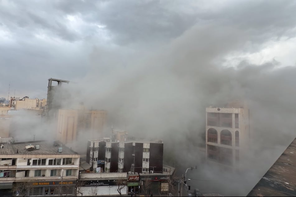 Eine Straße voller Rauch nach einer Explosion in Teheran.