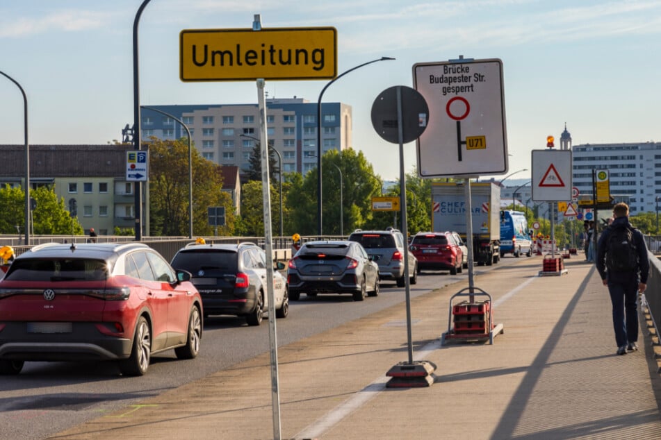 Seit Donnerstag müssen Autofahrer Umleitungen fahren, da die Brücke Budapester Straße über dem Abschnitt Ammonstraße in beide Richtungen voll gesperrt wurde.