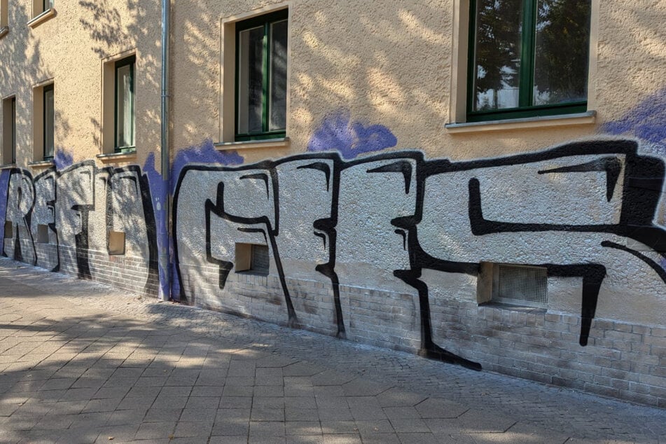 Unbekannte sprühten ein großes "Refugees Welcome" an ein Gebäude in der Bornaischen Straße.