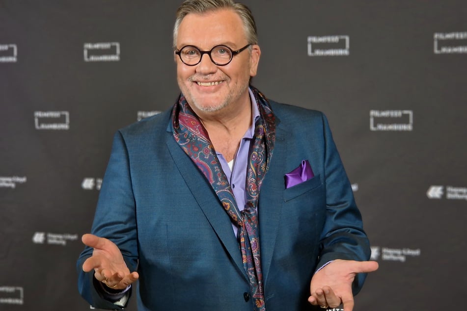 Hape Kerkeling (59) gut gelaunt bei der Premiere des Biopics "Hape Kerkeling – Total Normal" am Dienstagabend beim Filmfest Hamburg.