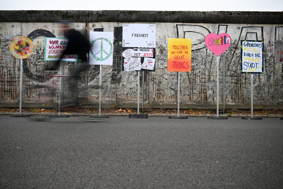 Die Plakat-Installation entlang des früheren Mauerverlaufs wurde von Berliner Bürgern gestaltet.