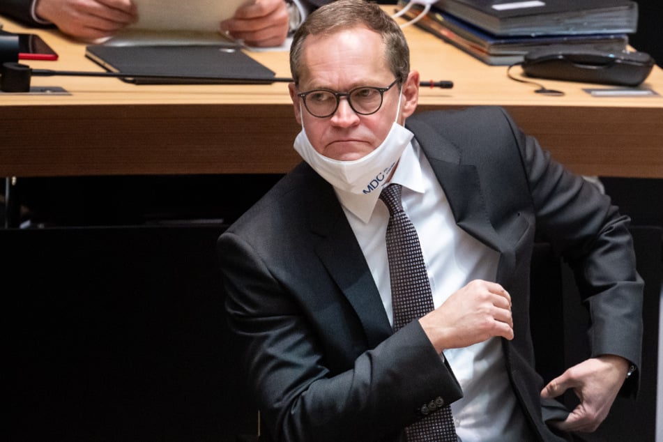 Michael Müller (56, SPD), Regierender Bürgermeister von Berlin, sitzt bei der Sondersitzung im Berliner Abgeordnetenhaus.