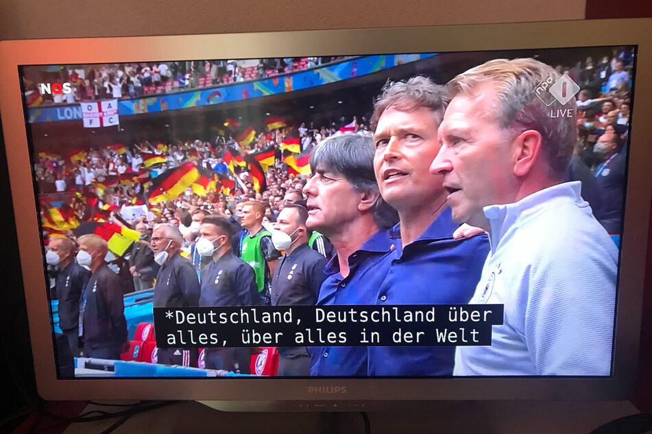 Die ersten zwei Strophen der deutschen Nationalhymne sind zwar nicht verboten, werden jedoch heute in der Regel nicht mehr gesungen.