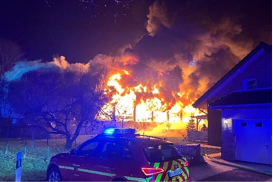 Der Großbrand war in der Nacht auf Sonntag in einem Hallenkomplex in NRW ausgebrochen.