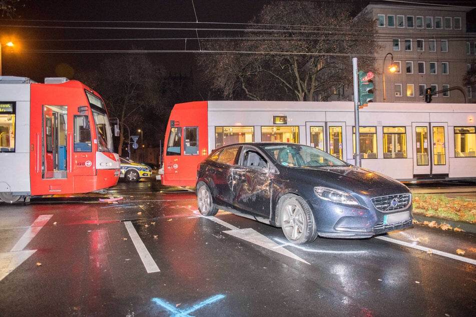 In Köln sind mehrere Menschen bei einem Unfall zwischen einer Straßenbahn und einem Auto verletzt worden.