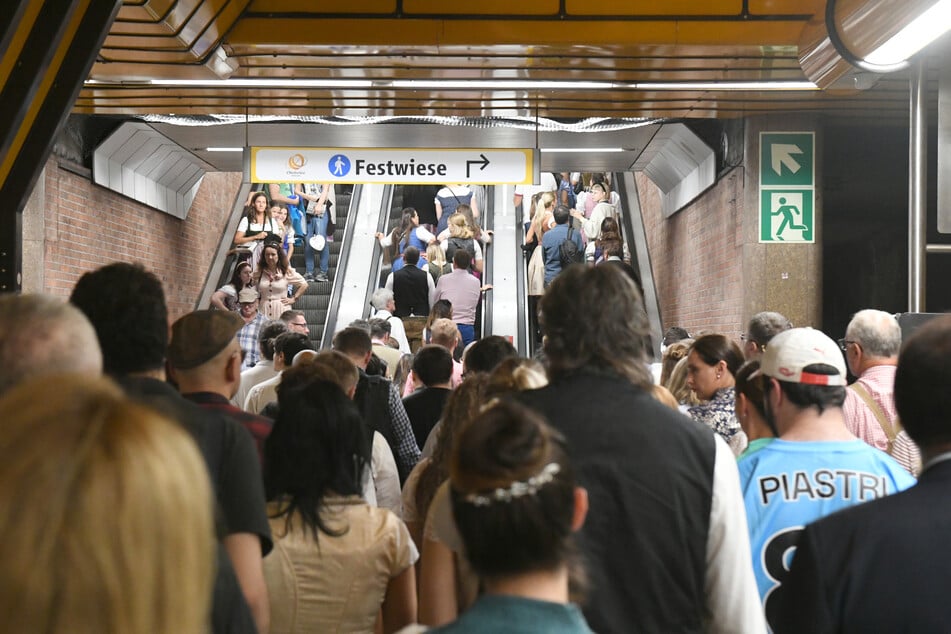 Besucher auf dem Weg zum Oktoberfest drängen sich am Ausgang der Stadion "Theresienwiese".