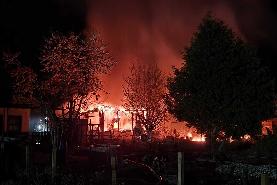 In einer Gartenanlage am Landrain in Halle sind zwei Lauben niedergebrannt.